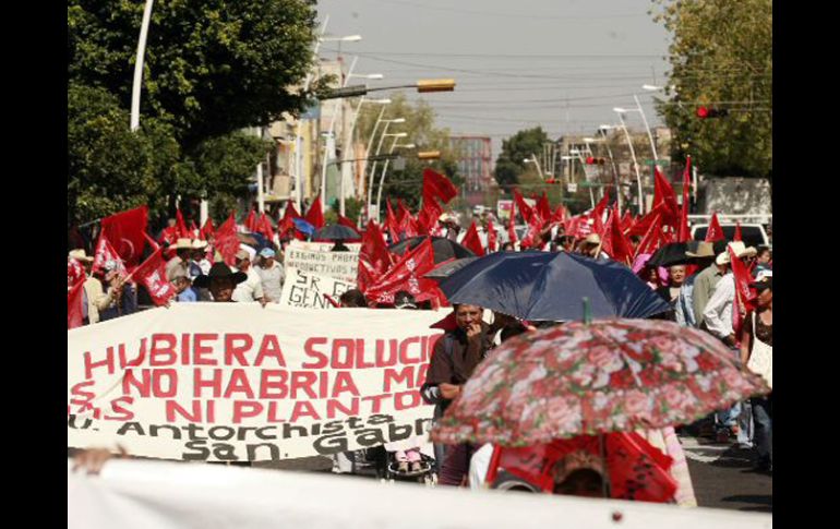 Imagen de archivo de miembros de Antorcha Campesina en marcha sobre Alcalde, en enero de 2010. ARCHIVO  /