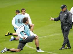 Luigi Delneri (der.) dirige a los jugadores del Juventus en un entrenamiento. AP  /