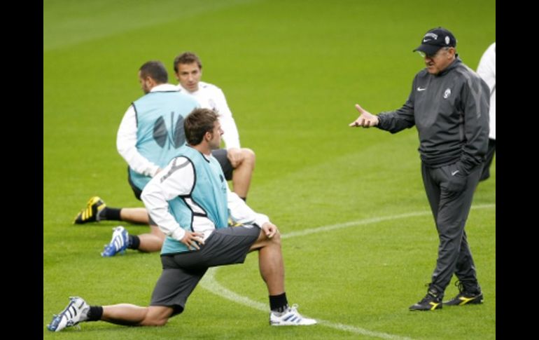 Luigi Delneri (der.) dirige a los jugadores del Juventus en un entrenamiento. AP  /