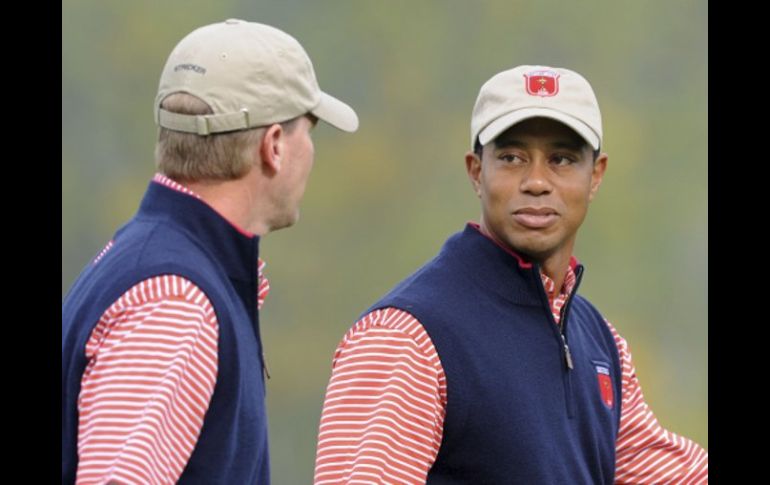 Tiger Woods practica con su compañero Steve Stricker previo al inicio del torneo de Copa Ryder. EFE  /