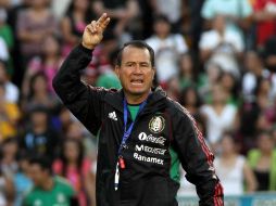 Efraín Flores dIrigiendo una sesión de entrenamientos de la Selección Mexicana. MEXSPORT  /