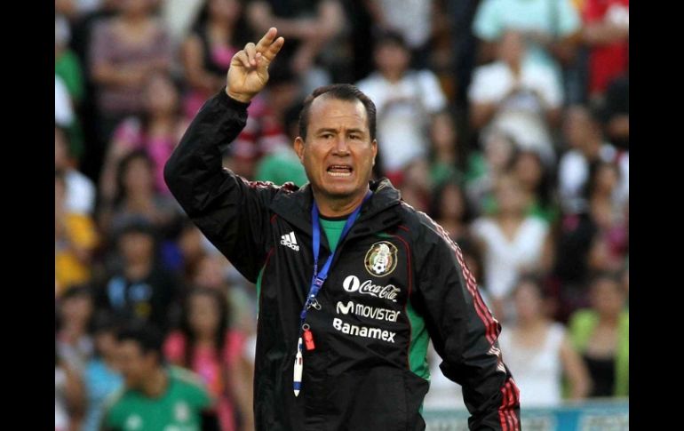 Efraín Flores dIrigiendo una sesión de entrenamientos de la Selección Mexicana. MEXSPORT  /