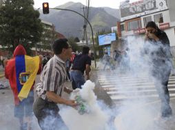 Policías y simpatizantes del presidente se enfrentaron en las afueras del hospital donde Correa está recluido. REUTERS  /