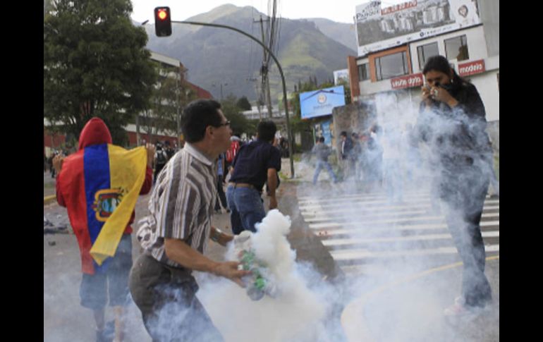 Policías y simpatizantes del presidente se enfrentaron en las afueras del hospital donde Correa está recluido. REUTERS  /