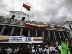 Seguidores del presidente Correa se manifiestan afuera del Palacio Presidentcial en Quito. AFP  /