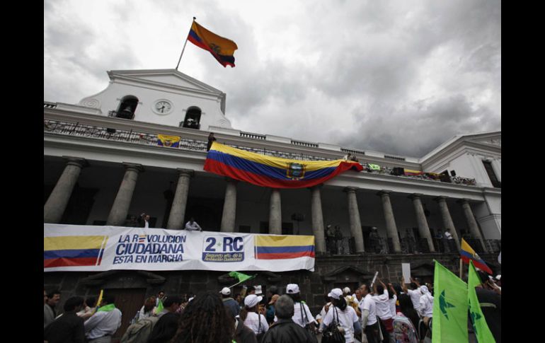 Seguidores del presidente Correa se manifiestan afuera del Palacio Presidentcial en Quito. AFP  /