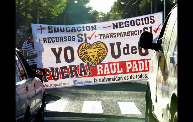 Una decena de jóvenes acudieron a un costado de la rectoría de la UdeG, a exigir que Raúl Padilla salga de la universidad.  E. BARRERA  /