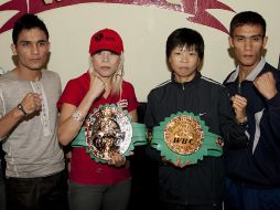 Los tapatios, Irma Sánchez y Juan José Montes (izq), durante la última rueda de prensa previo a su combate del sábado. JAMMEDIA  /