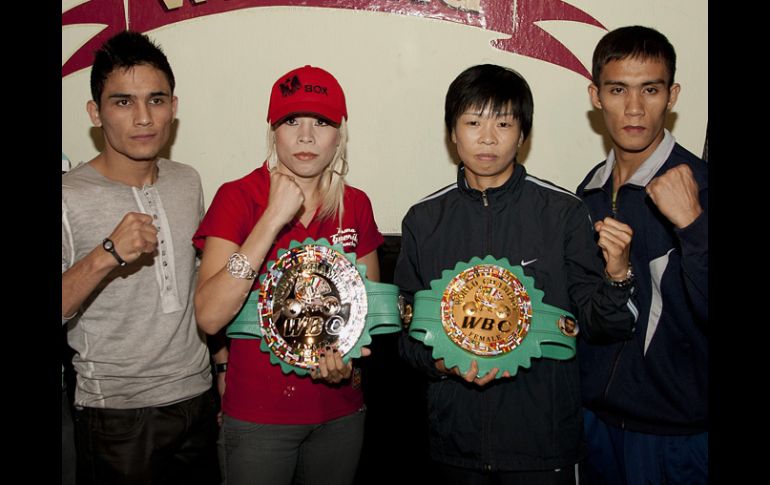 Los tapatios, Irma Sánchez y Juan José Montes (izq), durante la última rueda de prensa previo a su combate del sábado. JAMMEDIA  /