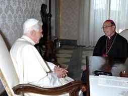 Foto de archivo del Papa Benedicto y el delegado pontificio, Velasio De Paolis, en la oficina papal del Vaticano.‘L’Osservatore Romano'  /