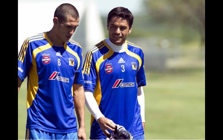 Jorge Torres Nilo y Juninho de Tigres UANL al término de un entrenamiento. MEXSPORT  /