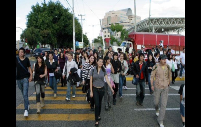 La circulación vehicular permanecerá cerrada en avenida Las Rosas, de Mariano Otero a la calle Faro. ARCHIVO  /