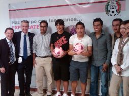 Jugadores del Atlas y Chivas con el secretario de Salud Jalisco, Alfonso Petersen, en la presentación del balón rosa. T. VILLASEÑOR  /