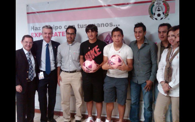 Jugadores del Atlas y Chivas con el secretario de Salud Jalisco, Alfonso Petersen, en la presentación del balón rosa. T. VILLASEÑOR  /