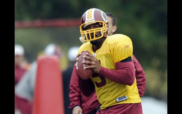 Donovan McNabb práctica en una sesión de entrenamientos para su regreso. AP  /