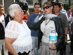 Lucía Méndez fue abordada por algunos admiradores que le pidieron la foto del recuerdo y un autógrafo. EL UNIVERSAL  /