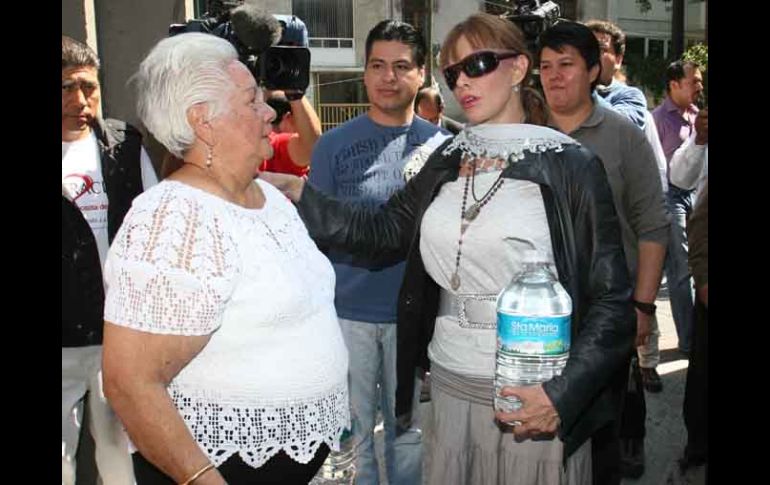 Lucía Méndez fue abordada por algunos admiradores que le pidieron la foto del recuerdo y un autógrafo. EL UNIVERSAL  /