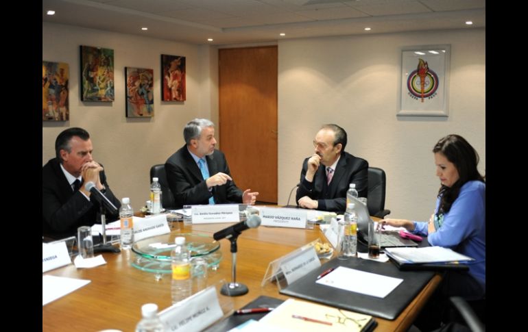 Carlos Andrade Garín, Emilio González Márquez y Mario Vázquez Raña, durante la reunión celebrada ayer. ESPECIAL  /