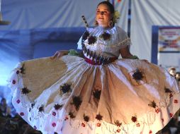 Una modelo luce un vestido elaborado con elementos tradicionales de la cocina mexicana. EFE  /