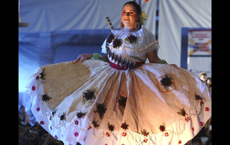 Una modelo luce un vestido elaborado con elementos tradicionales de la cocina mexicana. EFE  /