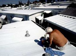 Los techos pintados de blanco mantienen frescas las casas durante el verano. ESPECIAL  /