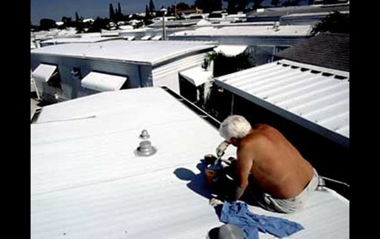 Los techos pintados de blanco mantienen frescas las casas durante el verano. ESPECIAL  /