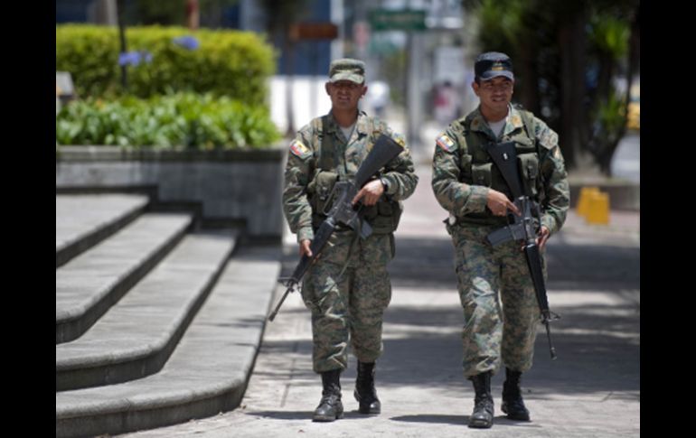 Militares vigilan los alrededores de Quito. AFP  /