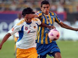 Othoniel Arce (der.) fue el autor del gol de lso Gladiadores, en la imagen lucha por el balón con Damián Álvarez de Tigres. MEXSPORT  /