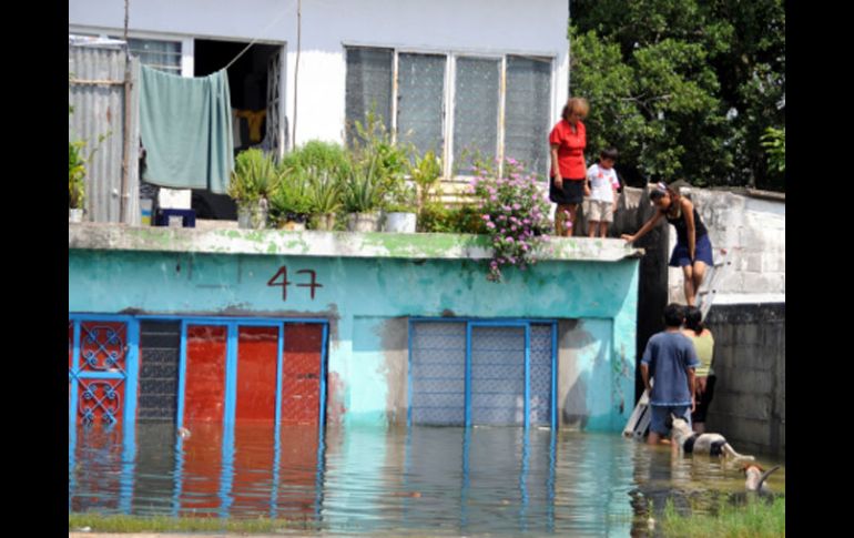 Aumenta el desfogue de las presas que mantiene inundado a Tabasco desde hace un mes. NTX  /