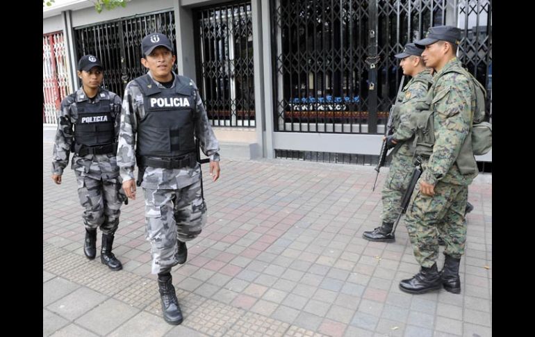 Policías y soldados de Ecuador en calles de Quito, la capital. AFP  /