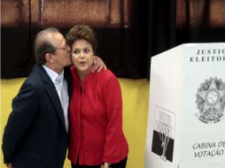 Dilma Rousseff, y el candidato Tarso Genro, tras votar en la jornada de las elecciones de Brasil. EFE  /