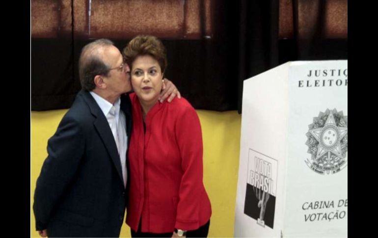 Dilma Rousseff, y el candidato Tarso Genro, tras votar en la jornada de las elecciones de Brasil. EFE  /