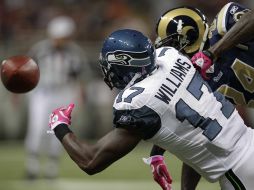 Mike Williams (17) Seattle pealea la jugada ante de San Luis. AP  /