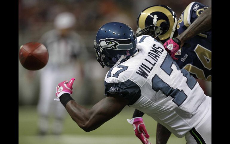 Mike Williams (17) Seattle pealea la jugada ante de San Luis. AP  /