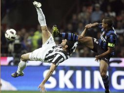 El delantero del Juventus Vincenzo Laquinta (izq.) y el defensa colombiano Iván Ramiro Córdoba, del Inter, pelean un balón. EFE  /