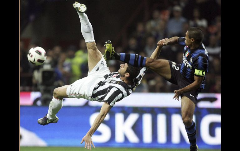 El delantero del Juventus Vincenzo Laquinta (izq.) y el defensa colombiano Iván Ramiro Córdoba, del Inter, pelean un balón. EFE  /