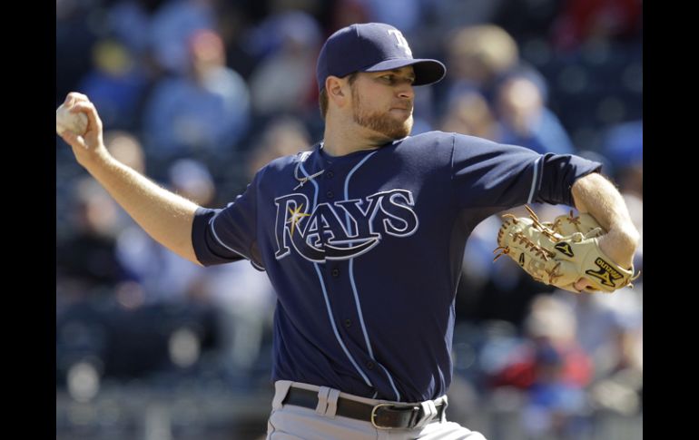 El pitcher de Tampa  Wade Davis lanza una bola ante Kansas City. AP  /