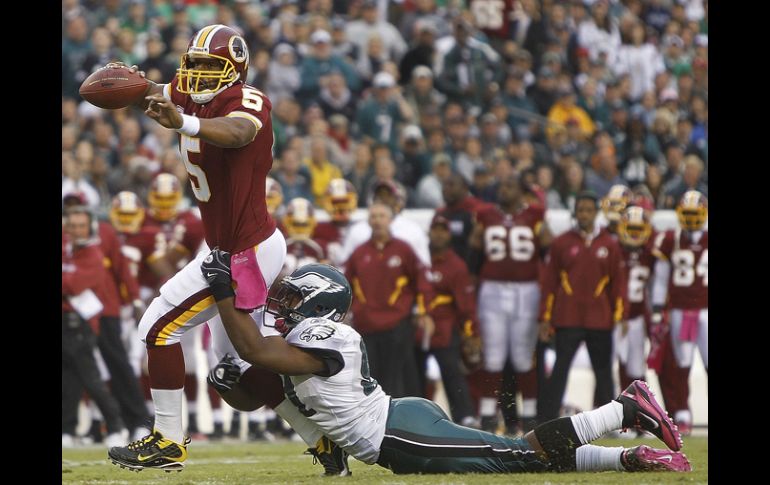 EL mariscal de campo de Pieles rojas de Washington, Donovan McNabb, arrastra  la defensiva de Águilas. AP  /