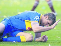 El delantero Martín Palermo, molesto por fallar una ocasión de gol para Boca Juniors. AP  /