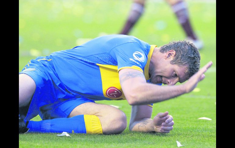 El delantero Martín Palermo, molesto por fallar una ocasión de gol para Boca Juniors. AP  /