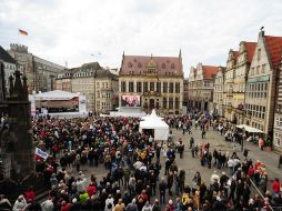 Decenas de miles de ciudadanos se suman a las fiestas populares organizadas en Berlín para celebrar. AFP  /