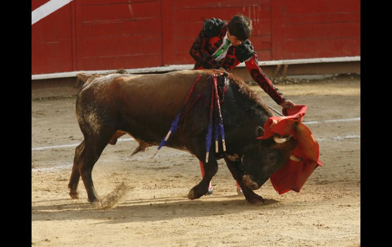 Gerardo Adame demostró su alta capacidad torera para pensar en la cara de los bureles. M. FREYRÍA  /