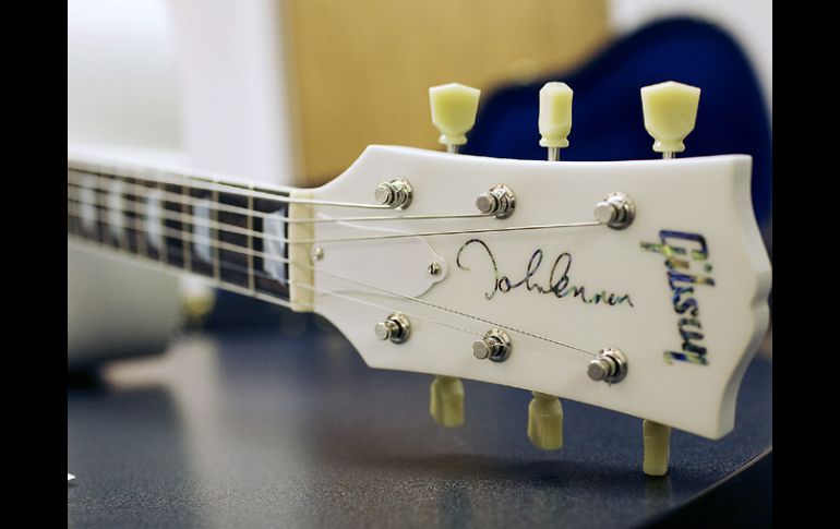 A petición de Yoko Ono, Gibson lanzarán un número limitado del los modelos de guitarra que tocaba Lennon. AP  /