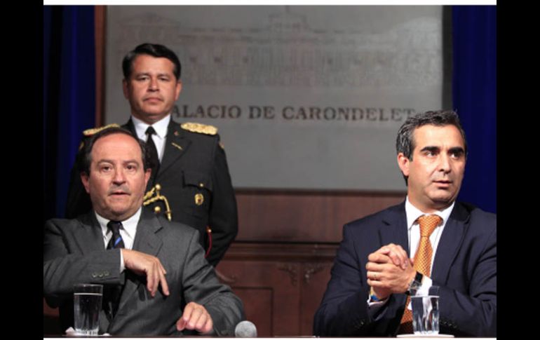 Los ministros ecuatorianos de Defensa, Javier Ponce, y del Interior, Gustavo Jalkh durante la conferencia de prensa. AFP  /