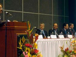 Durante la convención de negocios para la industria aeronáutica y del espacio. ESPECIAL  /