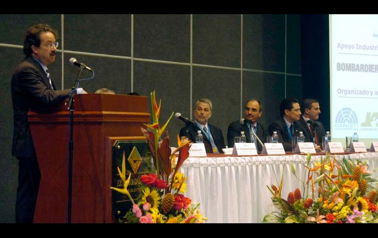 Durante la convención de negocios para la industria aeronáutica y del espacio. ESPECIAL  /