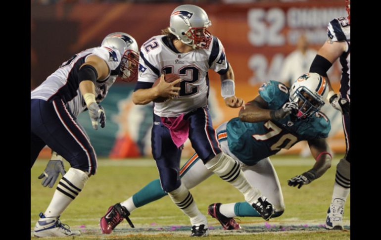 Tom Brady (centro), completó un envío de 11 yardas con Danny Woodhead. REUTERS  /