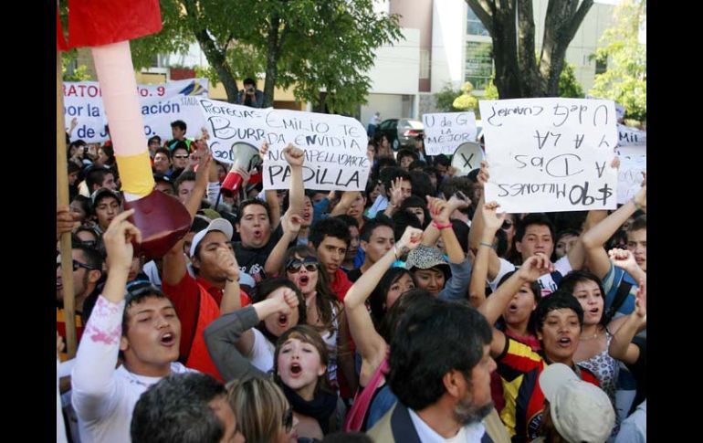 Aspecto de una de las manifestaciones de estudiantes de la UdeG para exigir mayores recursos para la casa de estudios. ARCHIVO  /