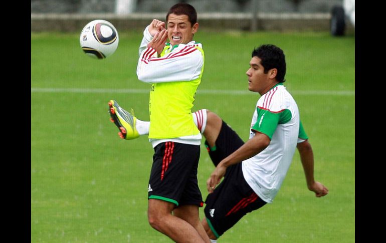 Javier Hernández y Javier Orozco completan el 'top five' de la lista de los mejores artilleros del mundo en 2009-2010. MEXSPORT  /