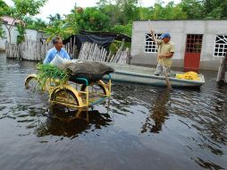 Los tabasqueños se movilizan por medio de barcas o lanchas debido a las grandes inundaciones en el Estado. EFE  /